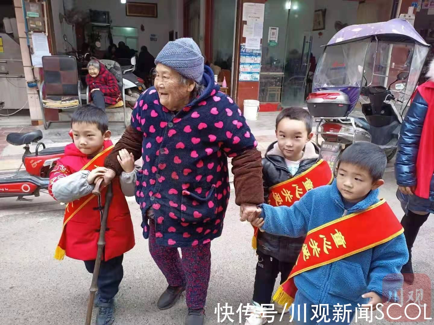 慈善|萌娃变身销售员 爱心义卖暖人心