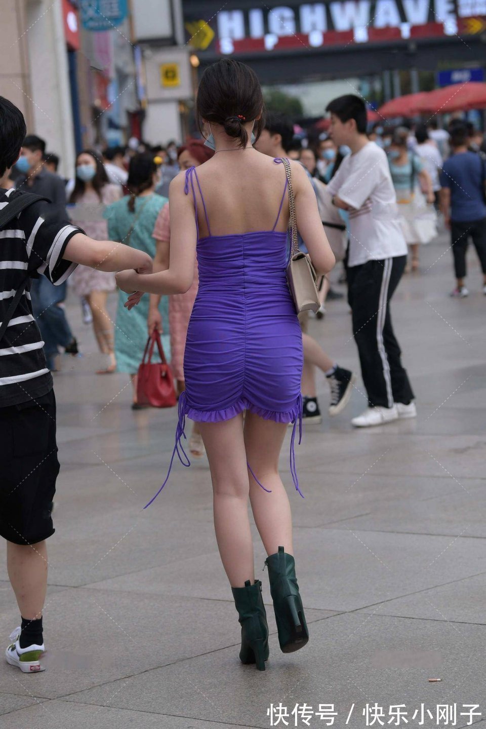 小姐姐 高挑又微胖的小姐姐,走到哪里都很漂亮,因为她的穿搭很时尚