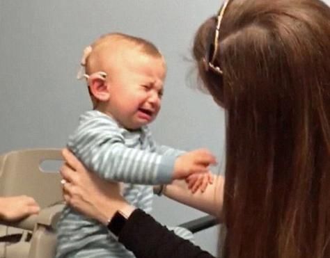 小宝宝|失聪宝宝戴上助听器的瞬间，表情五味杂陈，网友跟着一起哭了