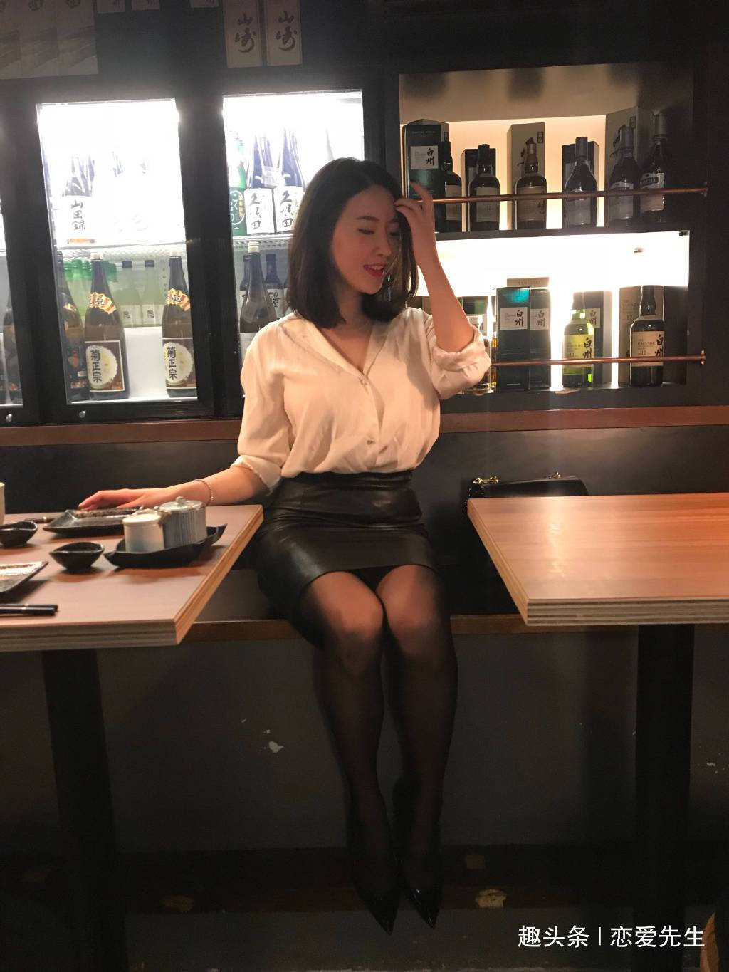 丝袜 黑丝皮裙高跟穿搭,深V白色亚麻衬衫迷人坐姿