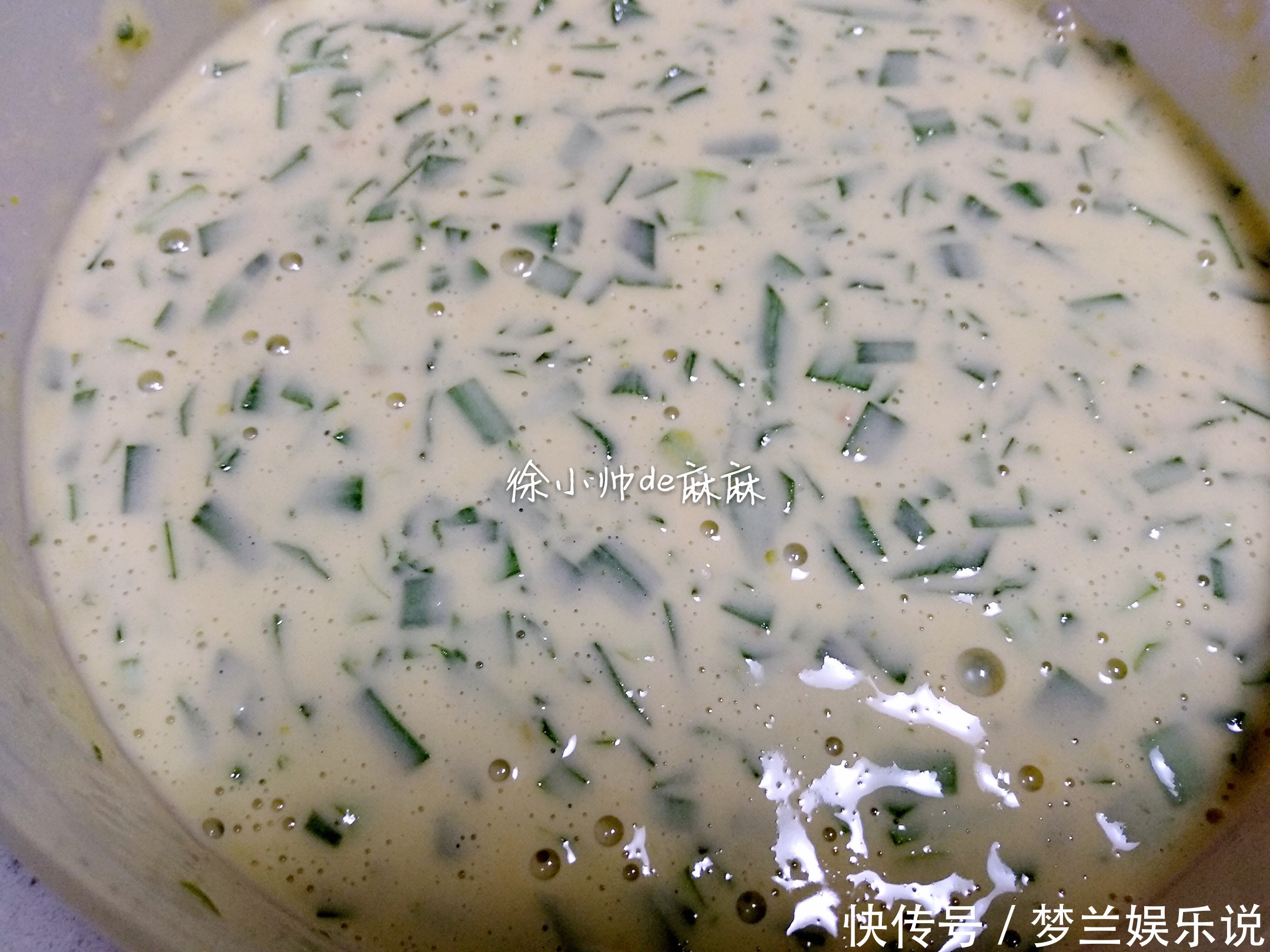 早餐|韭菜就爱这样吃,搅拌一下,再煎一下,我一次可以吃3碟!