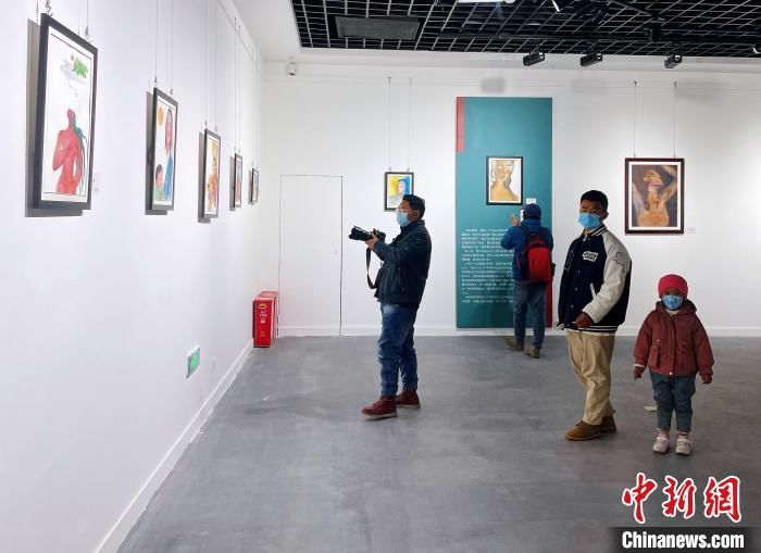 绘画|藏族女画家雍忠卓玛个展亮相拉萨 以心为印执着绘梦