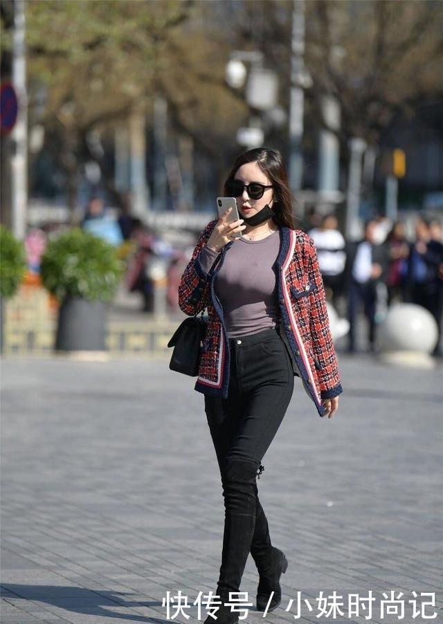 街拍:取代高跟鞋, 成为牛仔裤的“好搭档”, 时髦修身还不累脚!