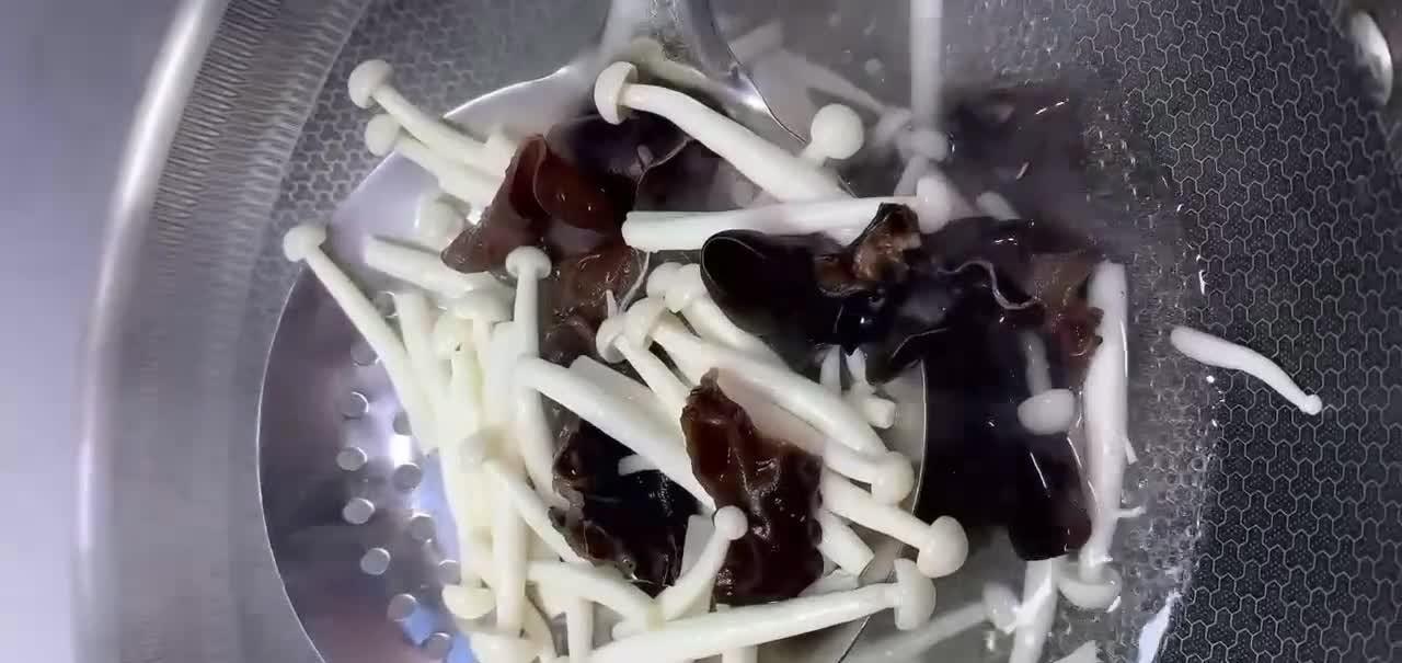 制作西红柿木耳炒鸡蛋时，加入一样配菜，鲜香味美孩子喜欢都喜欢