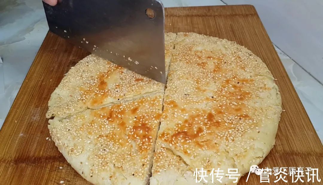 在家自制烙饼做法，掌握佩服技巧，全家老少都爱吃，真的太好吃了