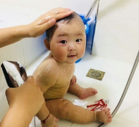 小宝宝|夏天宝宝洗澡五个常识四个步骤,“正确洗”宝宝舒爽还不长痱子