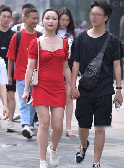 人带来一|艳红色的短款裙,优雅又能穿出清凉感,还能个人带来青春洋溢的气质