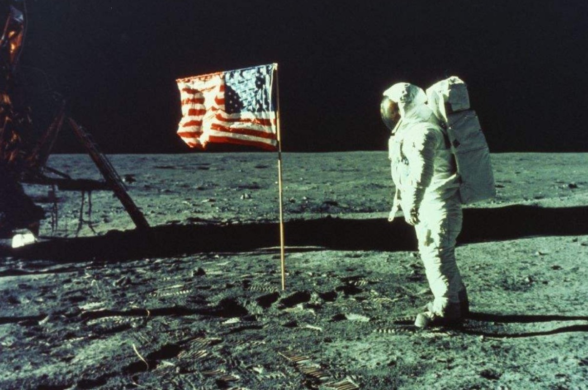 星星 美国国旗“迎风招展”,我国为何不一样恰好证实了美国登月真假