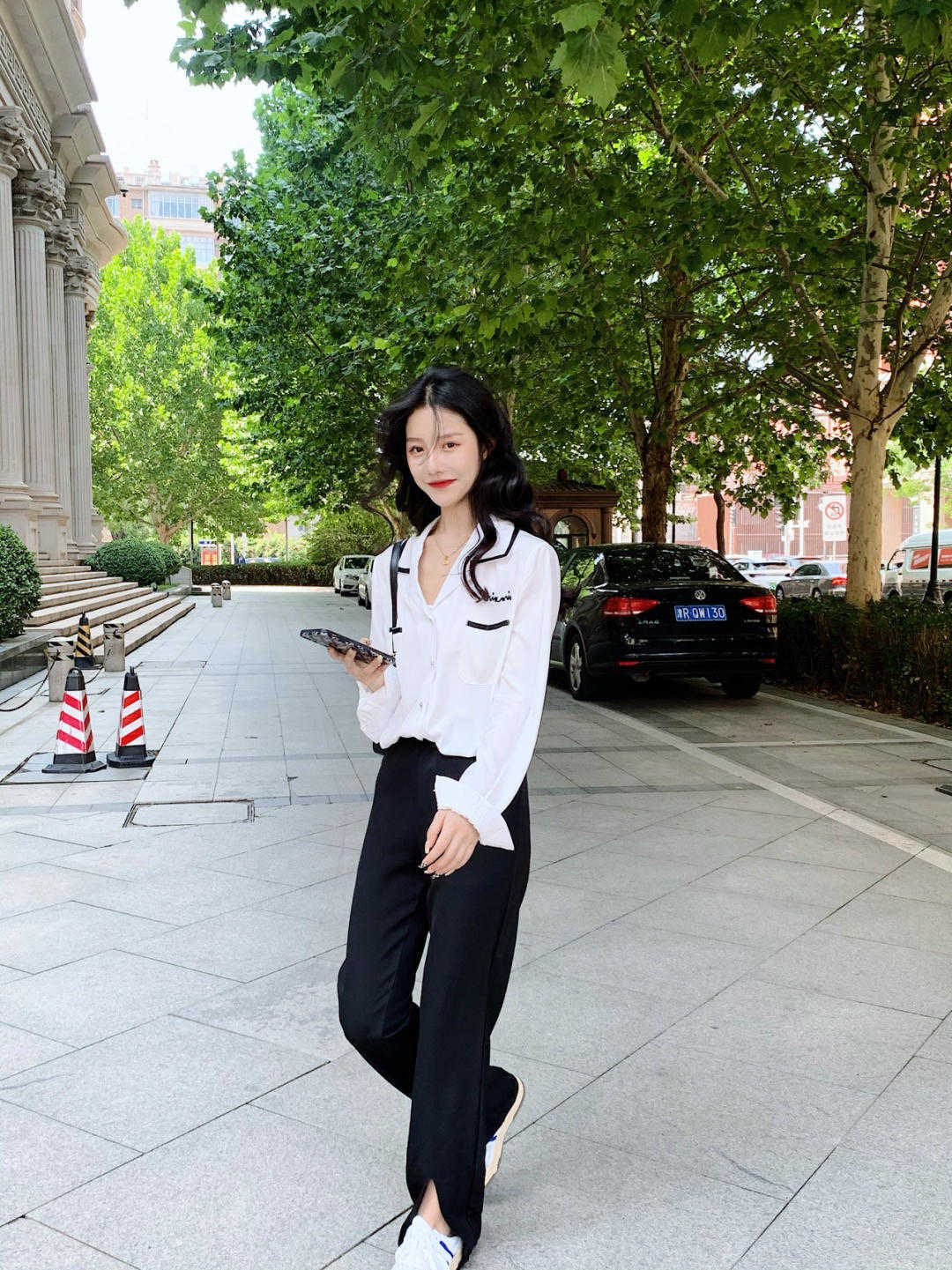 西服|初秋,身穿白色衬衫配黑色西装裤,让你自信又漂亮,秒变初恋女友