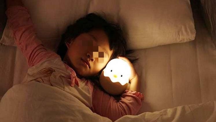 床头|2岁女童被诊断“早熟”,只因床头放的一样东西,很多家庭都有