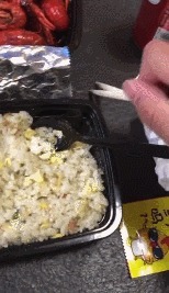 如今的吃播,已经进化到没有食物也能吃了