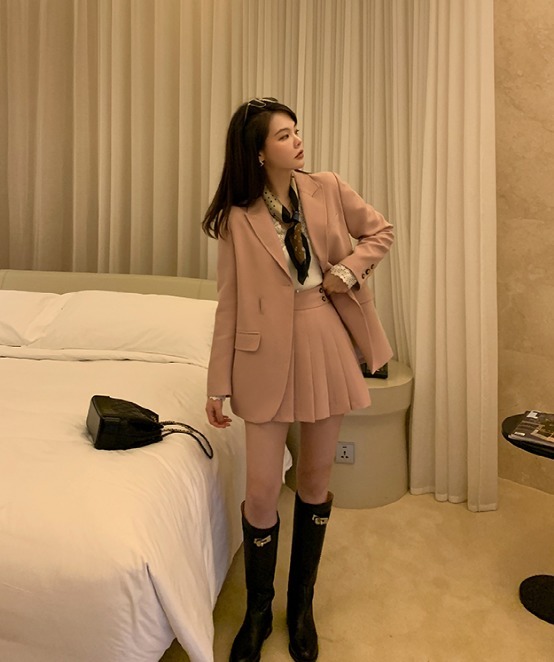 初春的温柔穿搭得这样穿!薄外套+奶油裙,真女人的时髦穿法