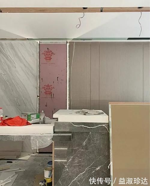 联排|联排别墅施工中，一个楼梯造价就3万，背景墙装岩板，大气上档次