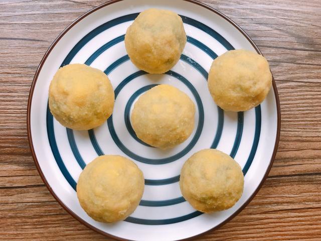 不用和面就能吃上菜团子,玉米面上滚一滚就下锅,皮薄馅多味道好