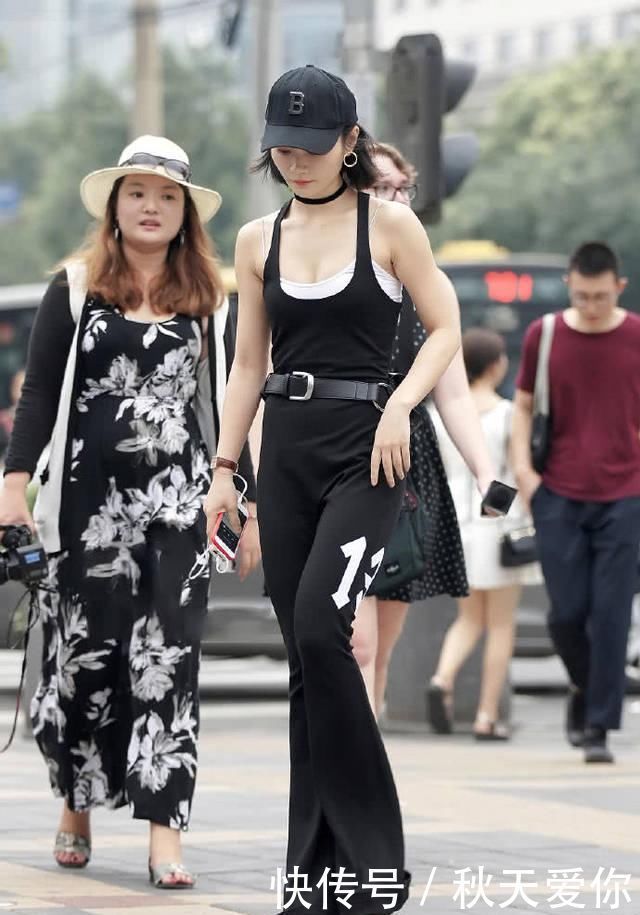 紧身|街拍美女小姐姐黑色紧身衣搭配阔腿裤，小姐姐完美诠释妩媚动人