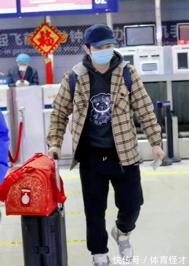 樊振东|终于结束隔离了！国乒樊振东现身机场，卫衣小熊图案萌萌的超抢镜