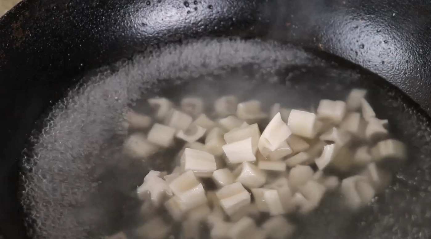 饭店的莲藕为啥好吃,大厨教你,别直接下锅炒,包你爽脆好吃