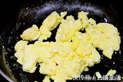 电子秤|教你做“水炒蛋”，做法简单，不需一滴油，做好蓬松鲜嫩，超好吃
