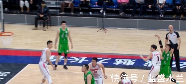 三分球|惨烈!郭艾伦扭伤被搀扶下场治疗,威姆斯肘击韩德君面部引发冲突!