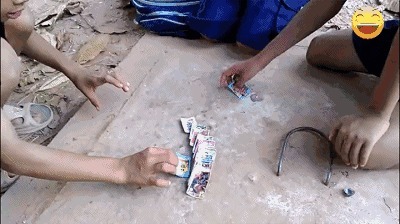 |搞笑GIF:求抱抱,求抱抱,袋鼠卖萌,挡不住啊,挡不住