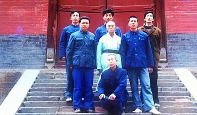 海灯法师77岁凭借二指禅倒立走红,圆寂多年后,徒弟说出事情真相