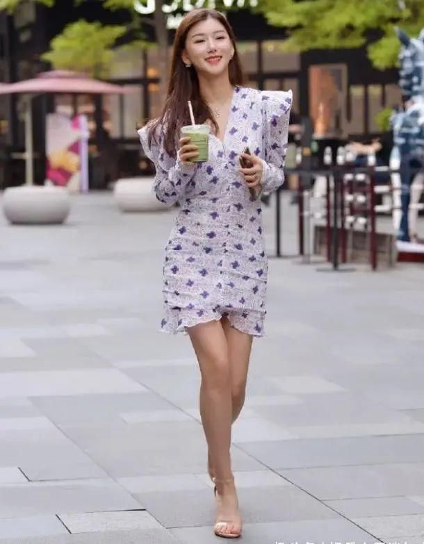 白色印花连衣裙一种清新脱俗的美,一双大长腿才是最养眼的地方