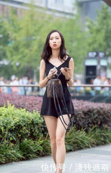 街拍小姐姐性感短裙凸显好身材,回头率超高