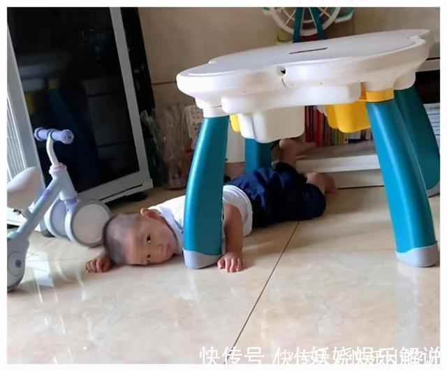 独生子女|哥哥开学后,弟弟“丧失斗志”,网友笑翻没人抢,玩具都不香了