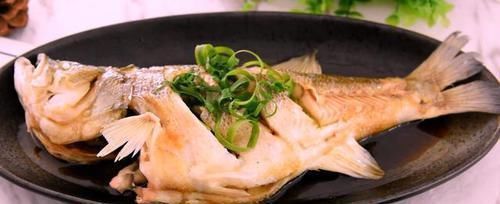  鲈鱼最经典的做法，鲜嫩可口，汤鲜味美，学会了又是一道硬菜