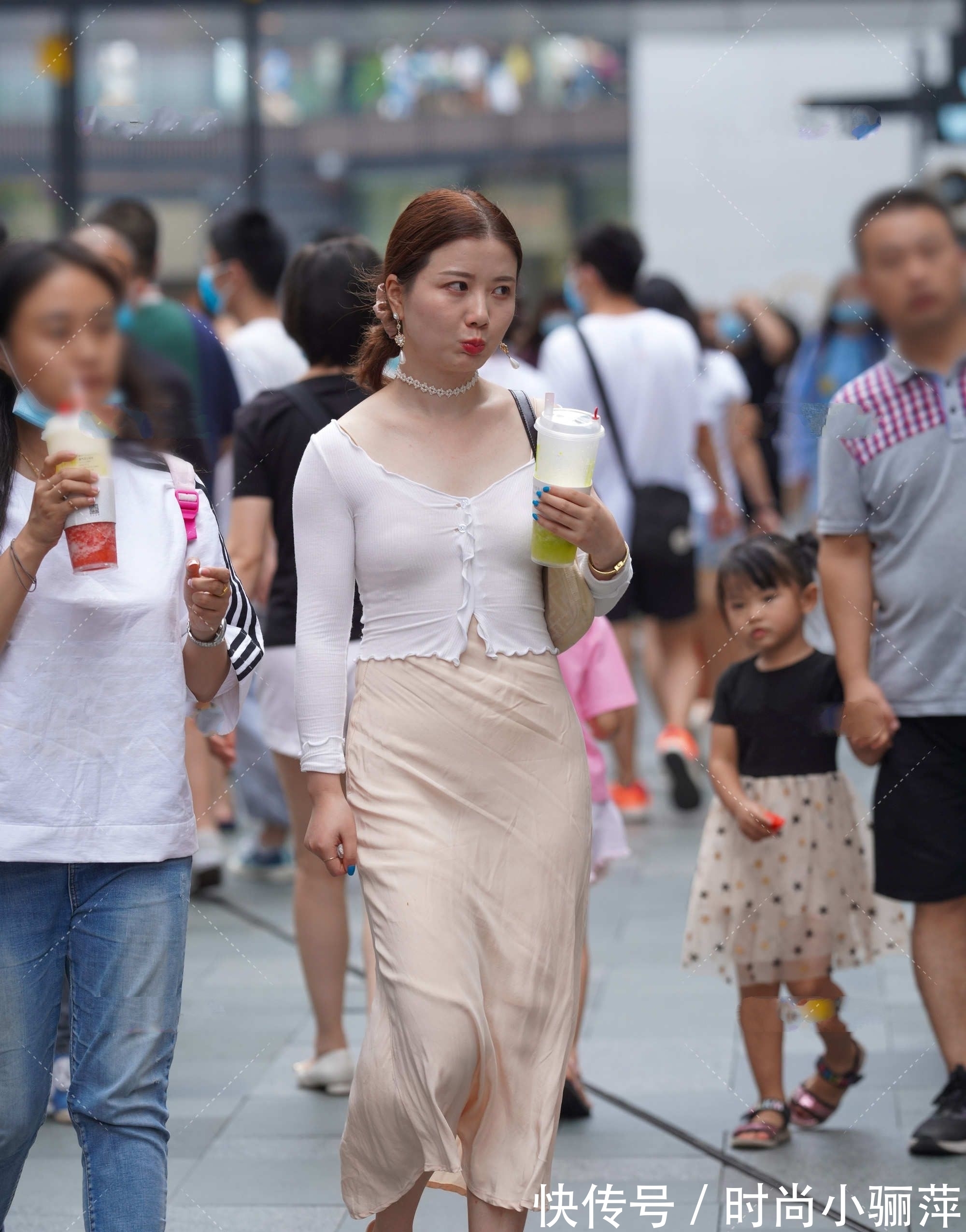 卡其色 针织衫搭配裙子穿，有种温柔风，还能防晒，一举两得