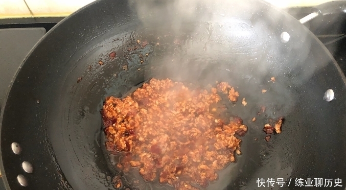 做蚂蚁上树,粉条泡好直接下锅炒就错了,先做这一步,粉条不粘锅