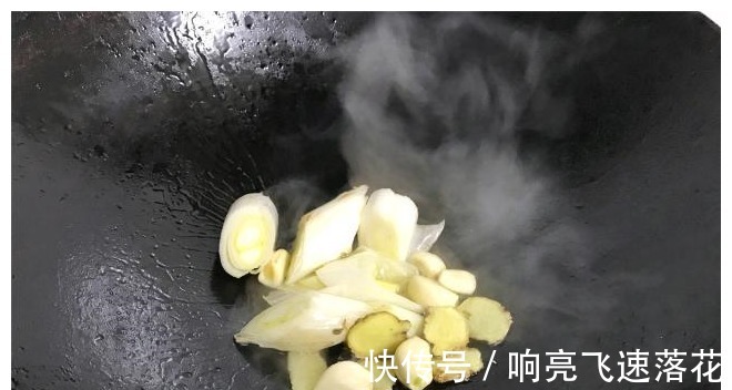 蛤蜊|鸡翅新吃法,和天下第一鲜一起煮,鲜嫩开胃,下酒下饭,真过瘾!
