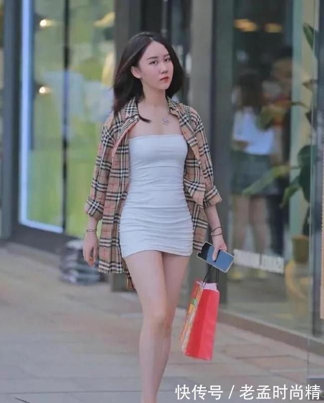 穿搭|路人街拍,高腰的牛仔短裤搭配黑色短袖上衣,时髦又别致