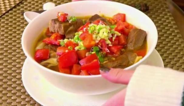 大胃王mini放“大招”,吃1万一碗的牛肉面,粉丝要破产了