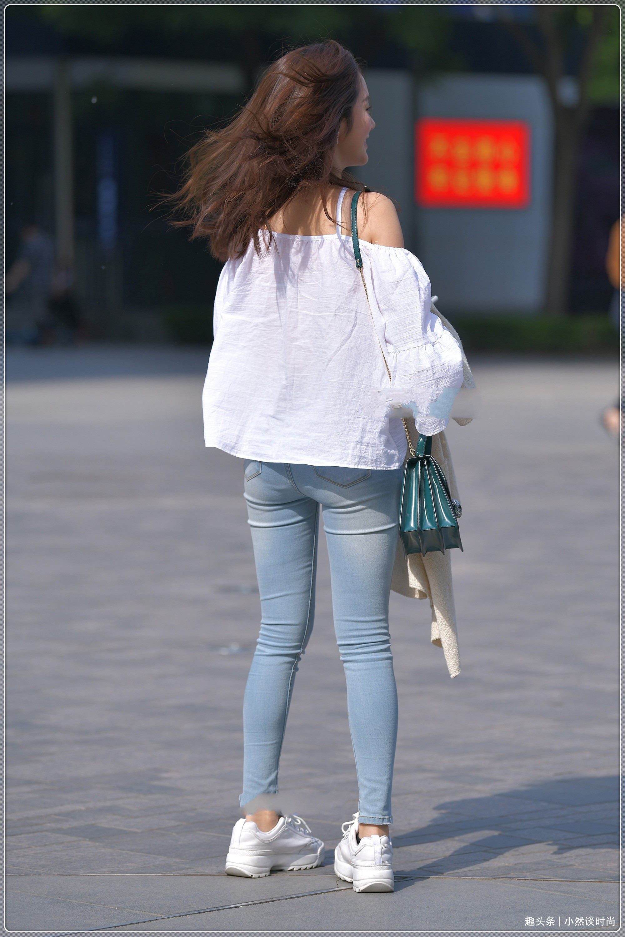 白色露肩上衣搭配牛仔裤,怎么会如此清纯想过去帮她披件外衣!