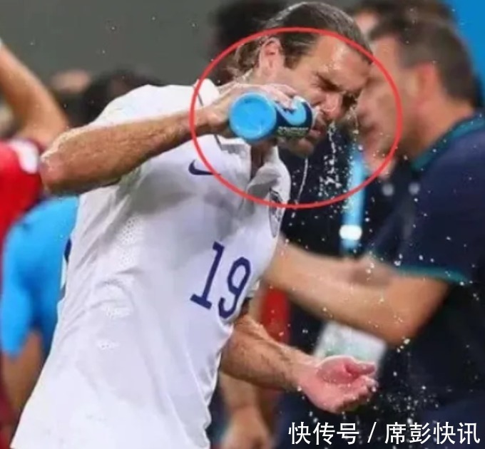 急冻箱|为什么足球运动员,运动饮料喝完还得吐出来球迷不吐你试试!