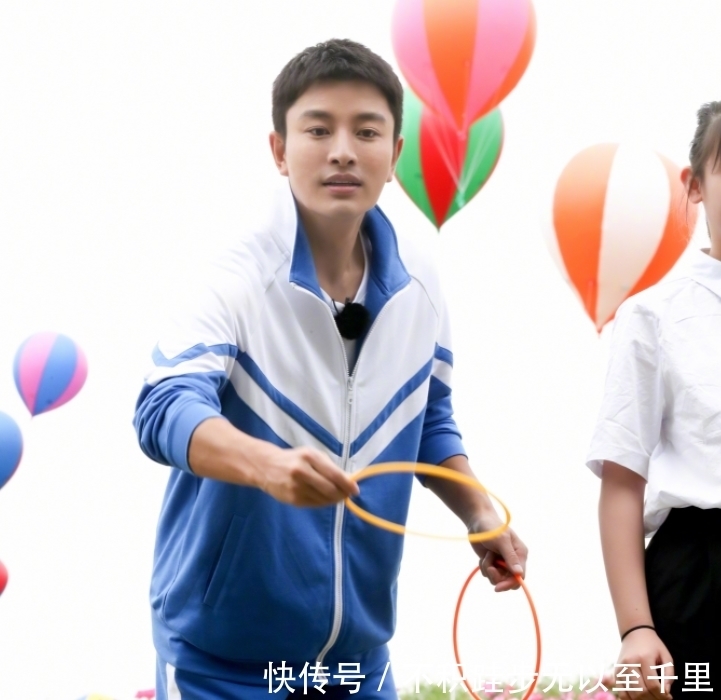 海报 第九期《极挑》海报,嘉宾穿校服,唯独黄明昊和飞行嘉宾不一样