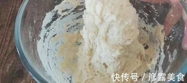 早餐饼的新吃法，不揉面不擀面，筷子一搅，比包子油条好吃，真香
