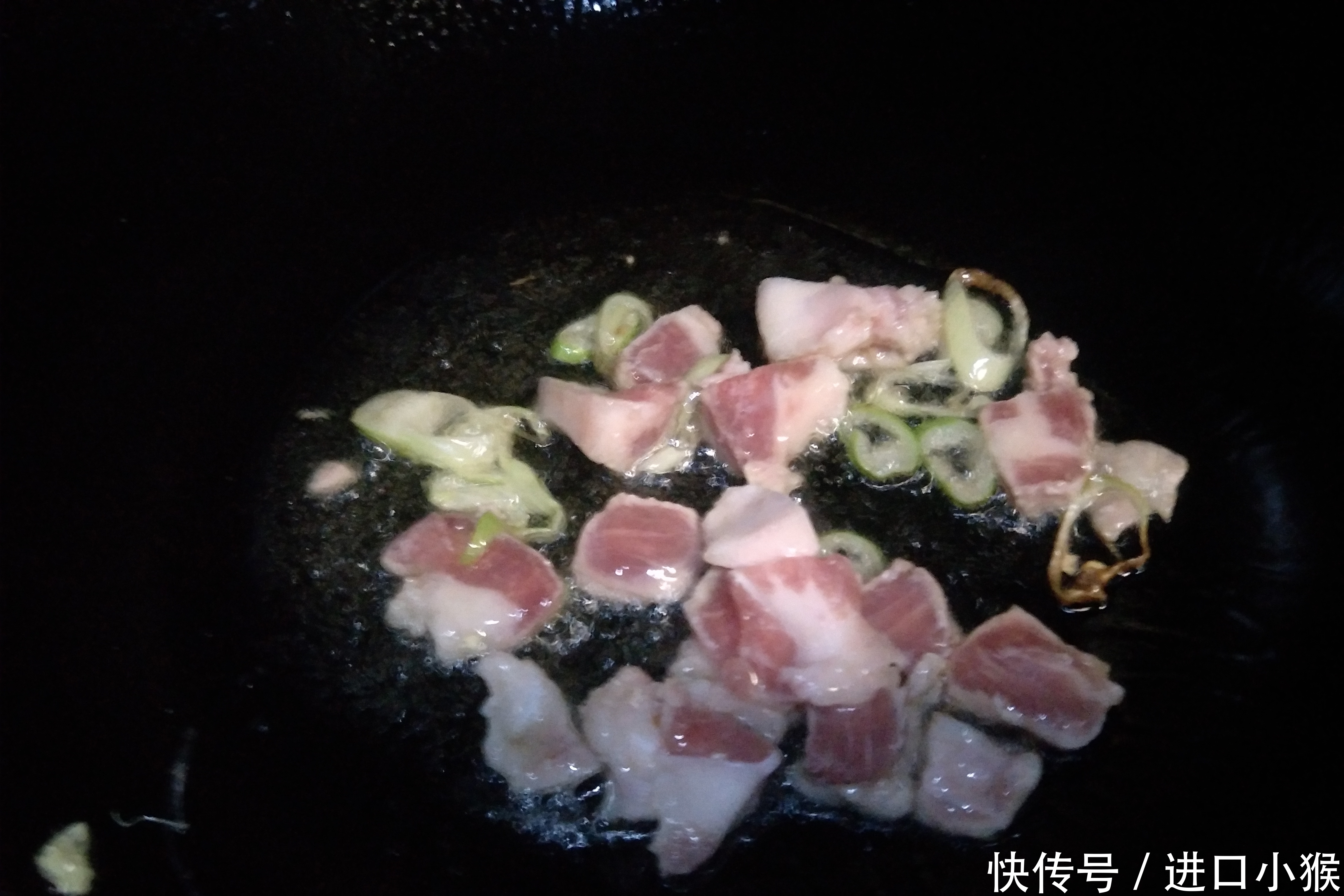 鸡蛋|炒青椒时,加入2样配菜,青椒口感更香嫩,家人更爱吃