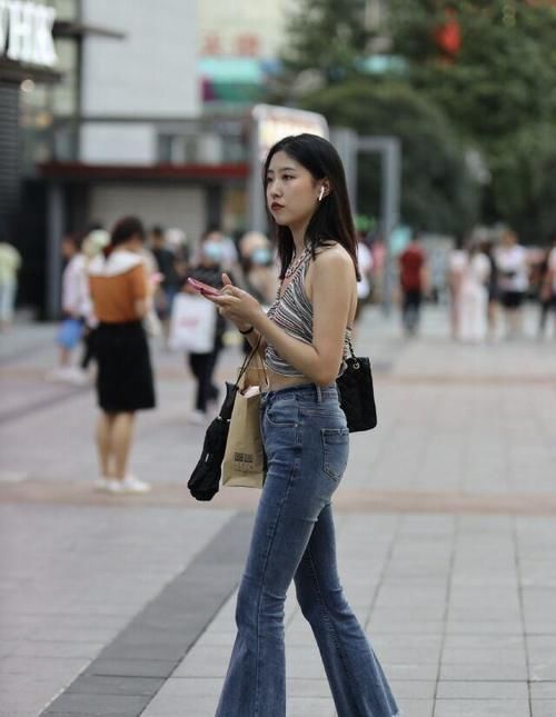 小姐姐|小姐姐穿挂脖上衣，搭配紧身牛仔裤，青春靓丽又时尚