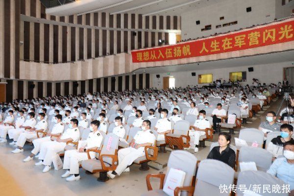 宣讲团|热血澎湃！临港600余学子聆听退役大学生士兵讲述青春故事