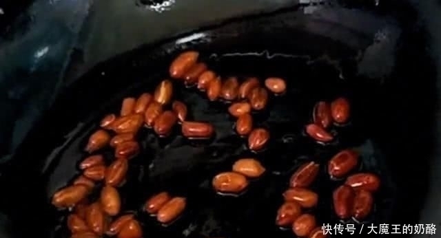 把1碗大米倒进油锅,瞬间变美味,吃完还想吃,做法超简单,解馋