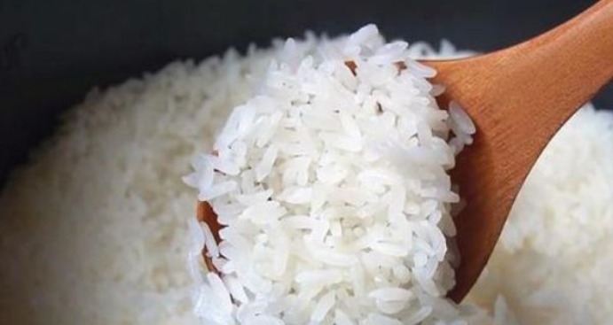 蒸米饭|只用水蒸不出好米饭!牢记5个技巧,米饭油亮松软,香甜不发黏