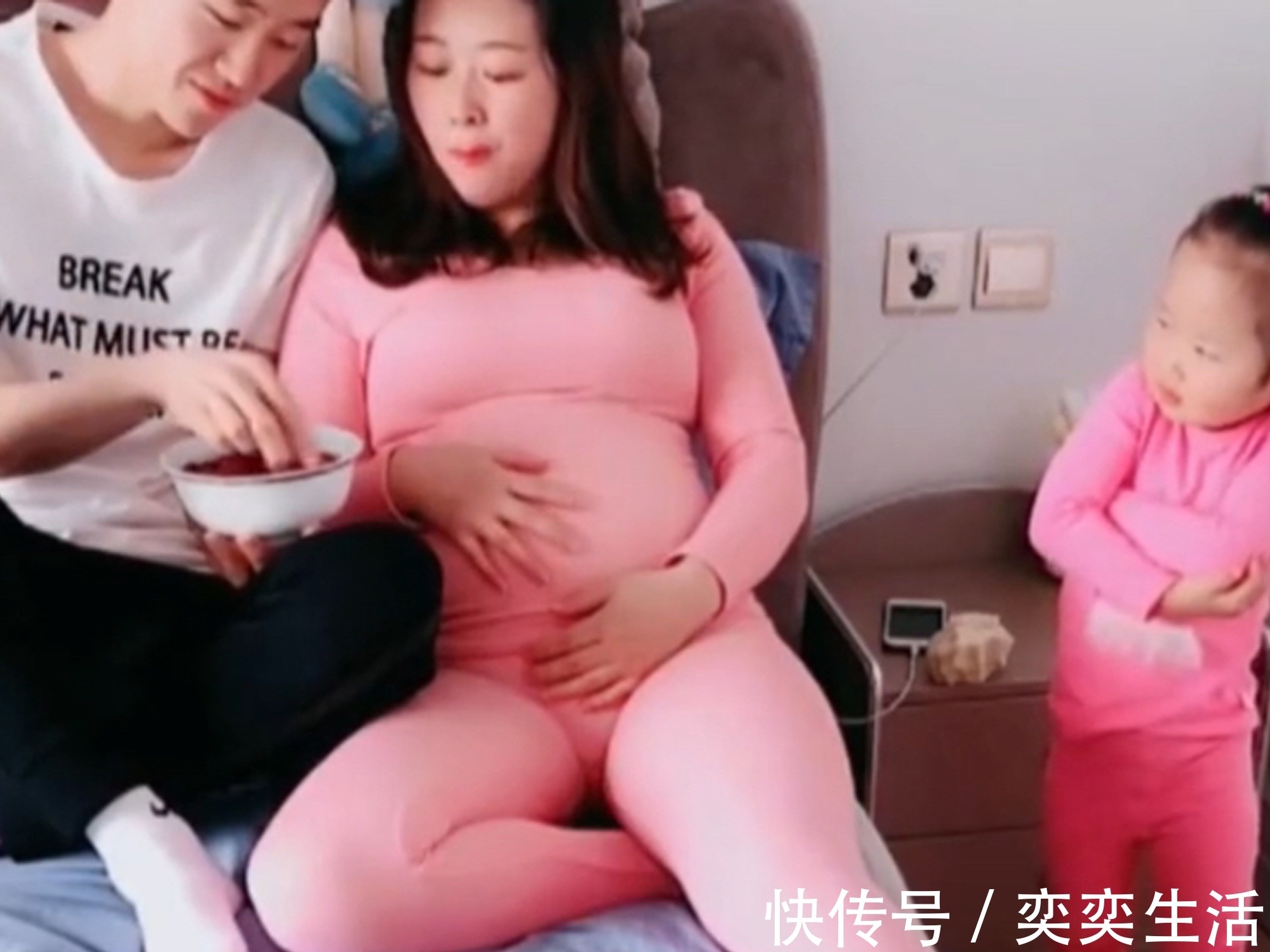 爸爸|妇怀了二胎,宝爸亲自喂草莓,一旁大女儿的眼神太有戏