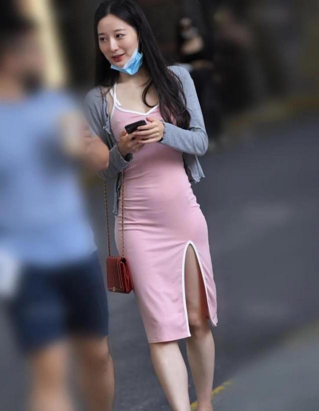 一条“普通的”粉色吊带裙,却“遮不住”你的美丽