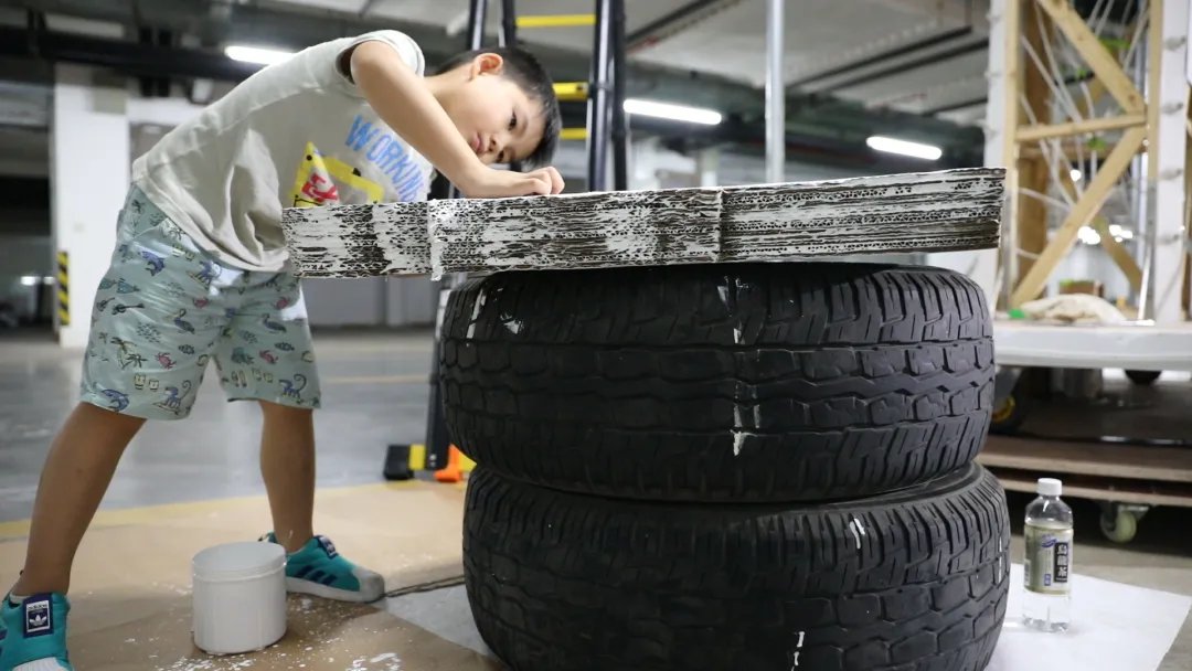 孩子|太梦幻了！上海这位爸爸给孩子亲手造了一座旋转木马！能亮灯还能坐上去转