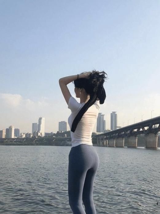 女孩子 女孩子为什么都喜欢穿瑜伽裤,这裤子穿着不勒吗不过身材是真好