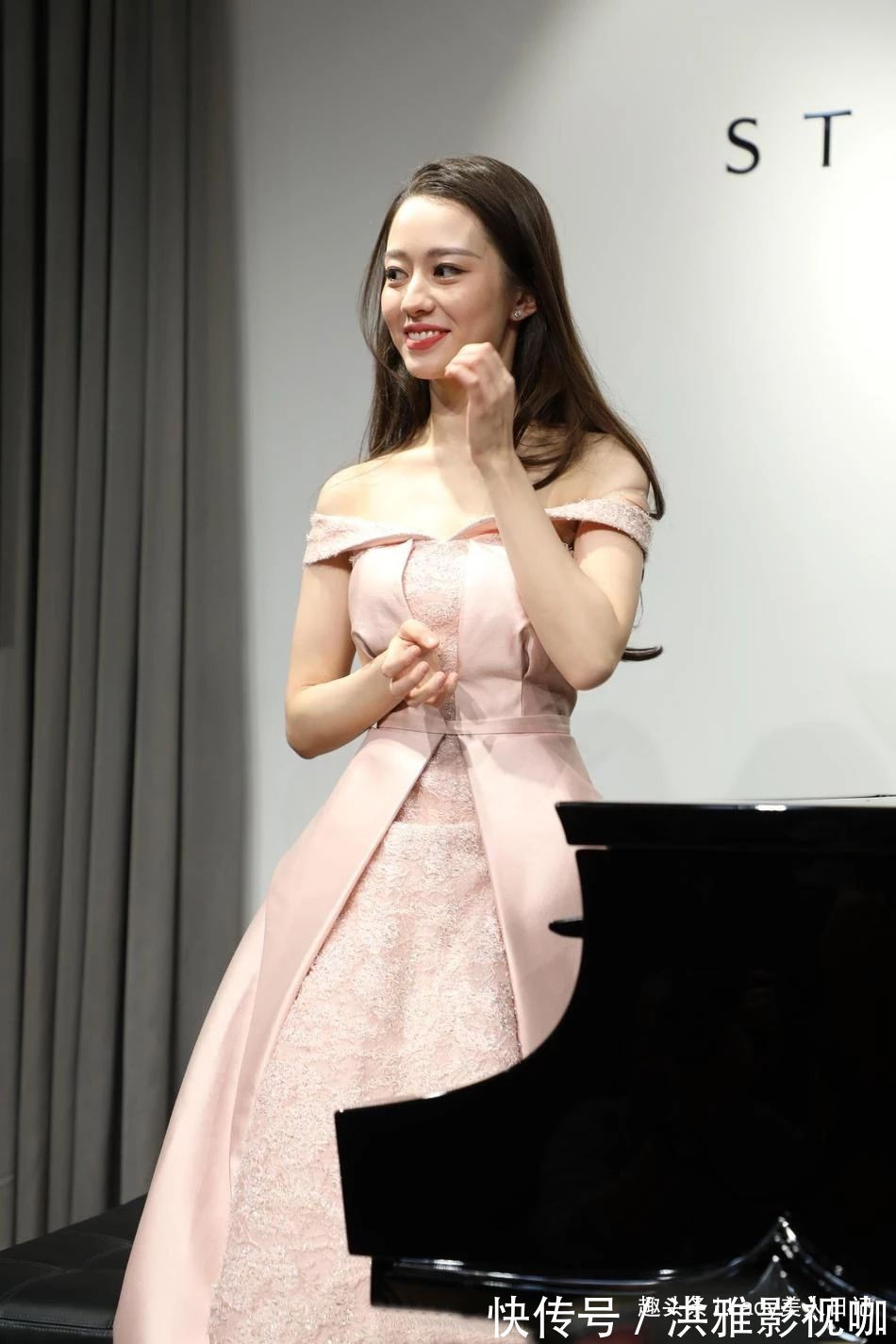 钢琴演奏|吉娜频繁现身活动为未来铺垫穿一字肩长裙气质若仙,像漫画公主