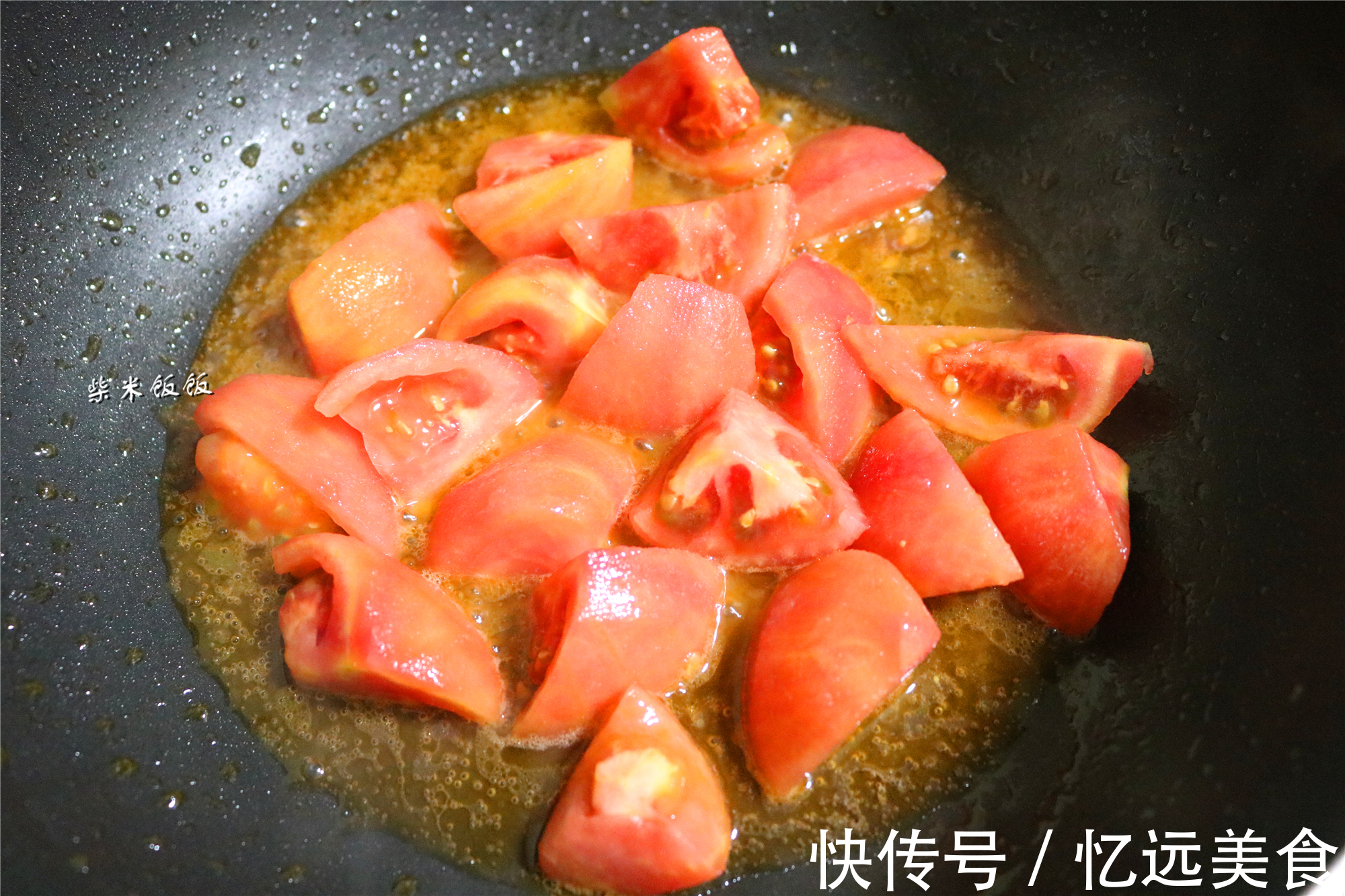 西红柿|它是夏季时令菜，和西红柿是绝配，简单一炒，鲜甜多汁吃不够