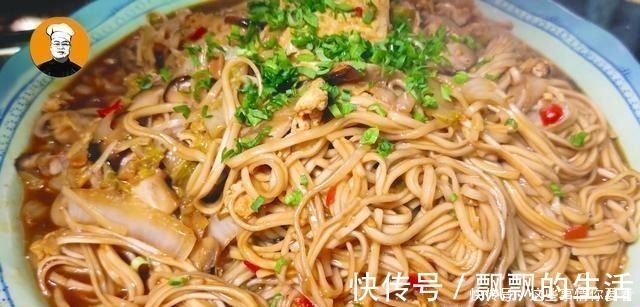 面条不要水煮了，试试这种新吃法，我家一周吃六次，比吃肉解馋！